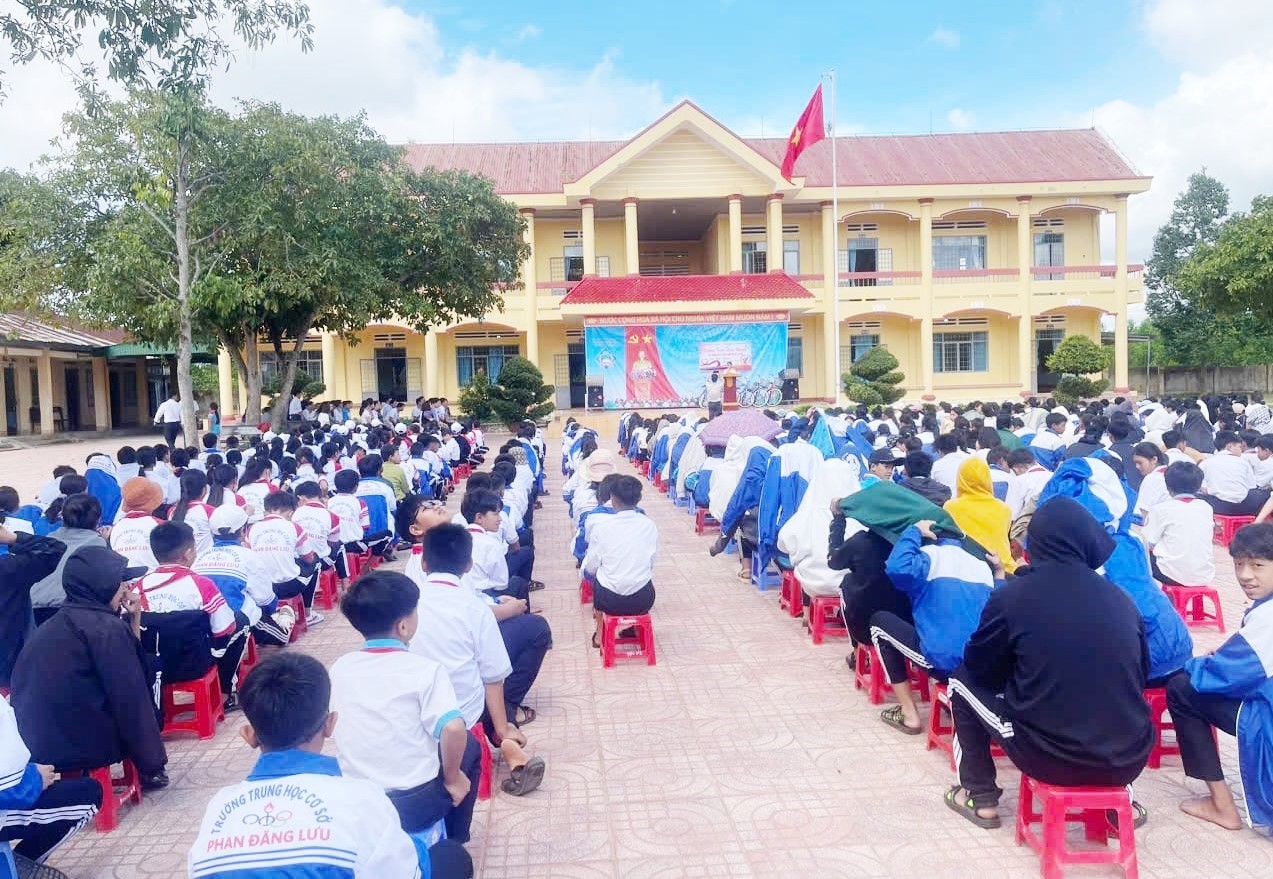 QC tổ chức trao quà